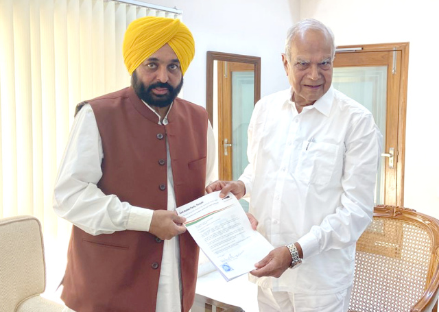 You are currently viewing ਭਗਵੰਤ ਮਾਨ ਨੇ ਰਾਜਪਾਲ ਨਾਲ ਕੀਤੀ ਮੁਲਾਕਾਤ