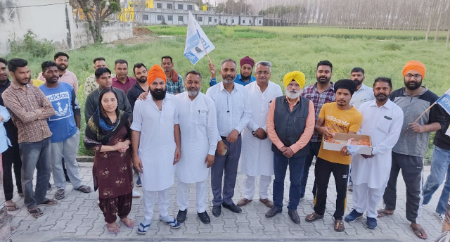 You are currently viewing ਸੰਤੋਸ਼ ਕਟਾਰੀਆ ਦੀ ਜਿੱਤ ਪ੍ਰਾਪਤ ਕਰਨ ਦੀ ਖੁਸ਼ੀ ‘ਚ ਲੋਹਟ ਵਿਖੇ ਲੱਡੂ ਵੰਡੇ