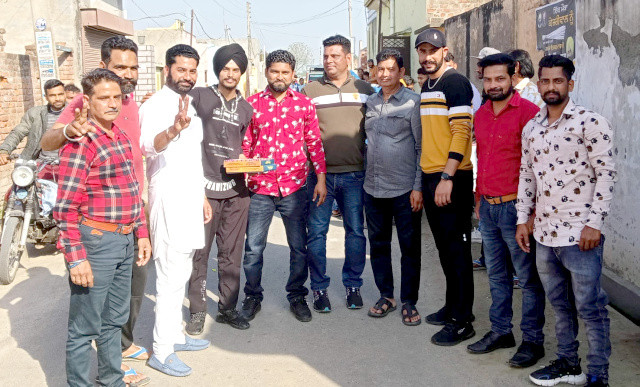 You are currently viewing ਜਸਵੀਰ ਸਿੰਘ ਰਾਜਾ ਗਿੱਲ ਦੀ ਜਿੱਤ ਦੀ ਖ਼ੁਸ਼ੀ ਚ ਪਿੰਡ ਜੱਕੋਵਾਲ ਵਿਖੇ ਸਮਰਥਕਾਂ ਨੇ ਵੰਡੇ ਲੱਡੂ