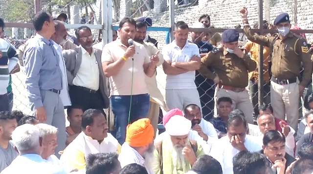 You are currently viewing ਮਹਿੰਦਵਾਣੀ ਬੀਤ ਚ ਫੈਕਟਰੀ ਖਿਲਾਫ਼ ਦਿੱਤਾ ਲੋਕਾਂ ਨੇ ਧਰਨਾ