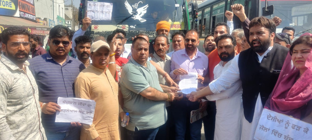 You are currently viewing ਗੜ੍ਹਸ਼ੰਕਰ ਚ ਗਊ ਹੱਤਿਆ ਦੇ ਵਿਰੋਧ ‘ਚ ਲਗਾਇਆ ਧਰਨਾ