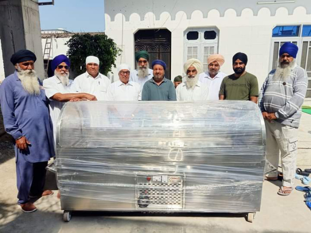 You are currently viewing ਸਮਾਜ ਸੇਵੀ ਐਨਆਰਆਈ ਭਰਾਵਾਂ ਨੇ ਪਿਤਾ ਦੀ ਯਾਦ ਵਿੱਚ ਪਿੰਡ ਨੂੰ ਮ੍ਰਿਤਕ ਦੇਹ ਰੱਖਣ ਲਈ ਫਰਿੱਜਰ ਕੀਤਾ ਦਾਨ