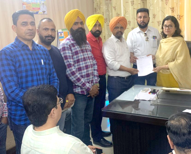 Read more about the article ਮੁਲਾਜਮ ਬਦਲਾਅ ਦੇ ਸਮਰਥਕ ਪਰ ਨਵੇਂ ਵਿਧਾਇਕ ਭਾਸ਼ਾ ਦੀ ਮਰਿਆਦਾ ਰੱਖਣ : ਢਿੱਲੋਂ, ਲੂੰਬਾ ।