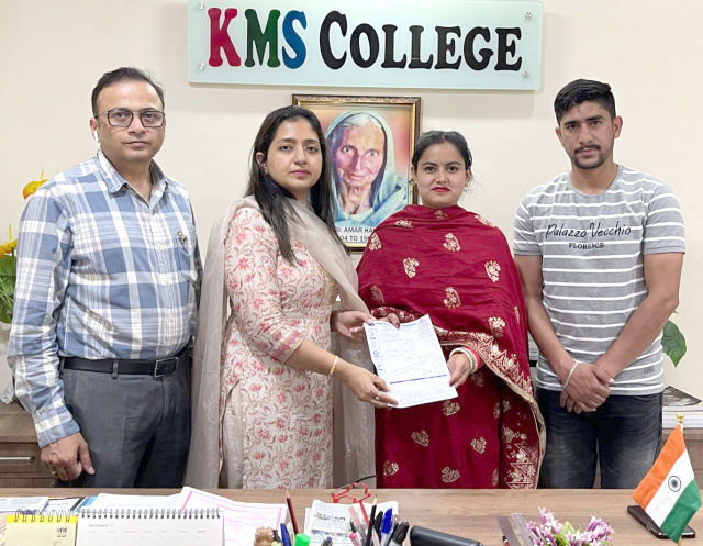 You are currently viewing 95% ਅੰਕ ਲੈਣ ਵਾਲੀ ਵਿਦਿਆਰਥਣ ਕਾਜਲ ਨੂੰ ਦਿੱਤੀ ਸ਼੍ਰੀਮਤੀ ਮੰਜੁਲਾ ਸੈਣੀ ਅਸ਼ੀਰਵਾਦ ਸਕੀਮ ਅਧੀਨ ਸਕਾਲਰਸ਼ਿਪ : ਪ੍ਰਿੰਸੀਪਲ ਡਾ.ਸ਼ਬਨਮ ਕੌਰ