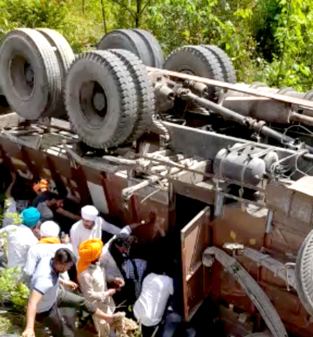 You are currently viewing ਦੁਖਾਂਤ .. ਬਾਬਾ ਵਡਭਾਗ ਸਿੰਘ ਜੀ ਦੇ ਦਰਸ਼ਨ ਕਰਕੇ ਵਾਪਸ ਪੰਜਾਬ ਪਰਤ ਰਹੇ ਸ਼ਰਧਾਲੂਆਂ ਦਾ ਟਰੱਕ ਪਲਟਿਆ, 2 ਦੀ ਮੌਤ, ਕਈ ਜਖਮੀ