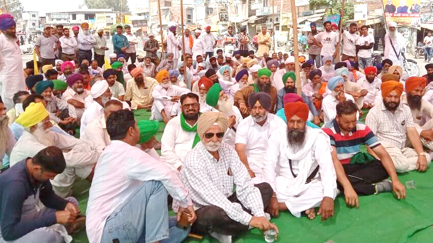 You are currently viewing मुकेरियां में गन्ना किसानों का अनिश्चितकालीन रोष धरना, राष्ट्रीय राजमार्ग पर किया चक्का जाम