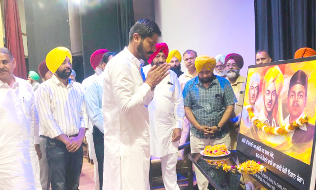 You are currently viewing ਵਿਧਾਇਕ ਸ਼ੈਰੀ ਕਲਸੀ ਨੇ ਨੌਜਵਾਨਾਂ ਨੂੰ ਸ਼ਹੀਦ-ਏ-ਆਜ਼ਮ ਸ. ਭਗਤ ਸਿੰਘ,ਰਾਜਗੁਰੂ ਅਤੇ ਸੁਖਦੇਵ ਦੀ ਸੋਚ ’ਤੇ ਚੱਲਣ ਦਾ ਦਿੱਤਾ ਸੱਦਾ 