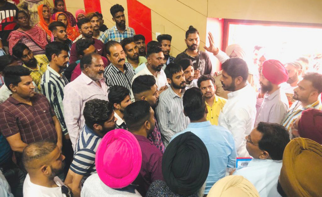 You are currently viewing ਵਿਧਾਇਕ ਸ਼ੈਰੀ ਕਲਸੀ ਨੇ ਸਫ਼ਾਈ ਕਰਮੀਆਂ ਨਾਲ ਮੁਲਾਕਾਤ ਕਰਕੇ ਉਨ੍ਹਾਂ ਦੀਆਂ ਮੁਸ਼ਕਲਾਂ ਸੁਣੀਆਂ