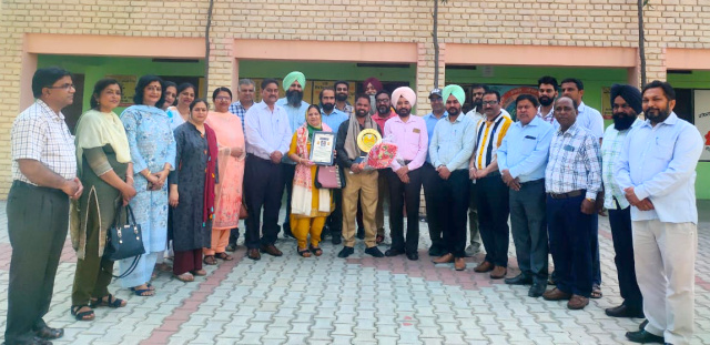 You are currently viewing ਨੈਸ਼ਨਲ ਆਵਾਰਡੀ ਅਸ਼ੋਕ ਕੁਮਾਰ ਬੀ ਪੀ ਈ ਓ ਨੂੰ ਕੀਤਾ ਸਨਮਾਨਿਤ 