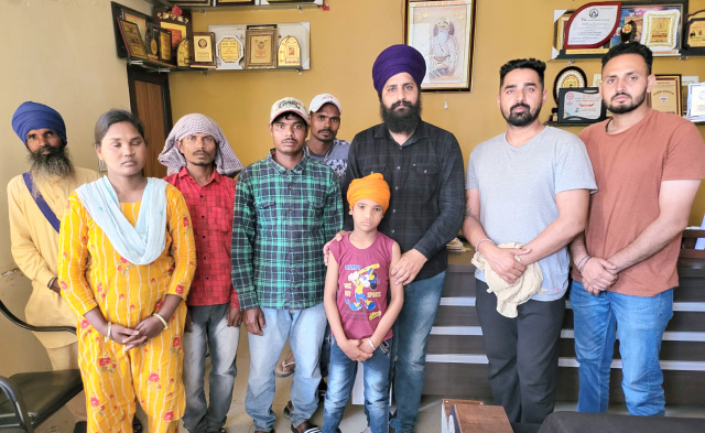 You are currently viewing LATEST.. ਲਾਪਤਾ ਹੋਏ ਬੱਚੇ ਨੂੰ ਬਾਬਾ ਦੀਪ ਸਿੰਘ ਸੇਵਾ ਦਲ ਅਤੇ ਵੈਲਫੇਅਰ ਸੁਸਾਇਟੀ ਨੇ ਪਰਿਵਾਰ ਨਾਲ ਮਿਲਾਇਆ