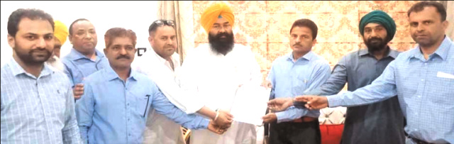 Read more about the article ਸਫ਼ਾਈ ਕਰਮਚਾਰੀਆਂ ਦੀਆਂ ਮੰਗਾਂ ਸਬੰਧੀ ਵਿਧਾਇਕ ਜਸਬੀਰ ਸਿੰਘ ਰਾਜਾ ਨੂੰ ਦਿੱਤਾ ਮੰਗ ਪੱਤਰ