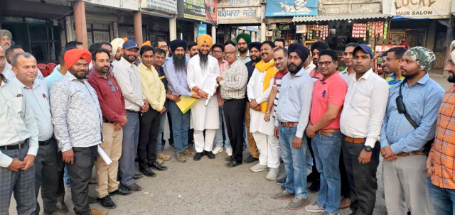 Read more about the article ਗੌਰਮਿੰਟ ਟੀਚਰ ਯੂਨੀਅਨ ਪੰਜਾਬ ਵੱਲੋਂ ਵਿਧਾਇਕ ਕਰਮਵੀਰ ਸਿੰਘ ਘੁੰਮਣ ਨੂੰ ਦਿੱਤੀਆਂ ਸ਼ੁੱਭਕਾਮਨਾਵਾਂ ਅਤੇ ਅਧਿਆਪਕ ਮੰਗਾਂ ਸਬੰਧੀ ਦਿੱਤਾ ਮੰਗ ਪੱਤਰ