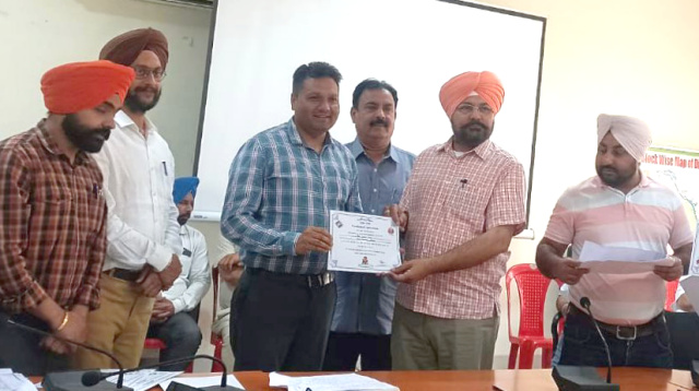 You are currently viewing ਵਿਧਾਨ ਸਭਾ ਚੋਣਾਂ ਦੌਰਾਨ ਲੋਕਾਂ ਨੂੰ ਵੋਟ ਪਾਉਣ ਲਈ ਜਾਗਰੂਕ ਕਰਨ ਲਈ ਡਾ ਕੁਲਦੀਪ ਸਿੰਘ ਮਨਹਾਸ ਸਨਮਾਨਿਤ