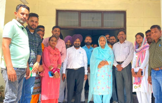 You are currently viewing ਵਿਧਾਇਕ ਸੰਤੋਸ਼ ਕਟਾਰੀਆ ਨੇ ਪਿੰਡ ਸੜੋਆ ਵਿਖੇ ਲੋਕਾਂ ਦੀਆਂ ਸਮੱਸਿਆਵਾਂ ਸੁਣੀਆਂ