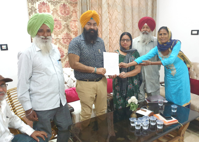 You are currently viewing ਵਿਧਾਇਕ ਜਸਵੀਰ ਸਿੰਘ ਰਾਜਾ ਨੂੰ ਉਸਾਰੀ ਕਿਰਤੀਆਂ ਨੇ ਦਿੱਤਾ ਮੰਗ ਪੱਤਰ
