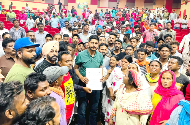 You are currently viewing ਸਫ਼ਾਈ ਕਰਮੀਆਂ ਦੀ ਹਰ ਜਾਇਜ ਮੰਗ ਦੀ ਪੂਰਤੀ ਲਈ ਸਰਕਾਰ ਕੋਲ ਮੈਂ ਕਰਾਂਗਾ ਵਕਾਲਤ: ਵਿਧਾਇਕ ਸ਼ੈਰੀ ਕਲਸੀ