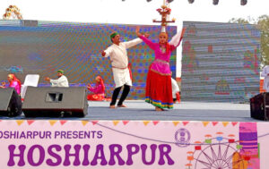 Read more about the article हिमाचली सिरमौरी नाटी ने दर्शकों को किया मंत्रमुग्ध