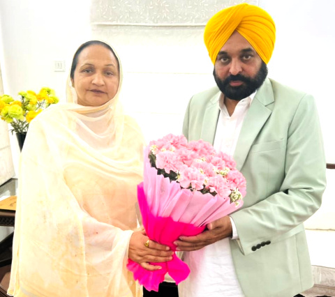 You are currently viewing ਬੀਬੀ ਸੰਤੋਸ਼ ਕਟਾਰੀਆ ਨੇ ਭਗਵੰਤ ਮਾਨ ਮੁੱਖ ਮੰਤਰੀ ਨਾਲ ਕੀਤੀ ਮੁਲਾਕਾਤ