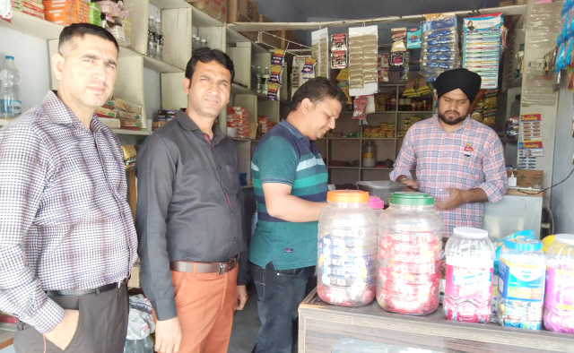 Read more about the article स्वास्थ्य विभाग की टीम ने 13 लोगों के चालान काटकर किया जुर्माना वसूल