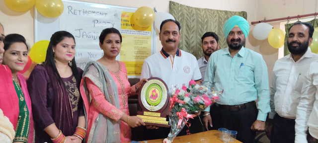 You are currently viewing ਲੈਬਾਰਟਰੀ ਟੈਕਨੀਸ਼ੀਅਨ ਜਗੀਰ ਸਿੰਘ ਨੂੰ ਸਮੂਹ ਸਟਾਫ ਵੱਲੋਂ ਸੇਵਾਮੁਕਤੀ ਤੇ ਨਿੱਘੀ ਵਿਦਾਇਗੀ