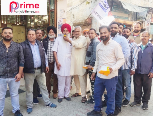 You are currently viewing ਜਸਵੀਰ ਸਿੰਘ ਰਾਜਾ ਗਿੱਲ ਦੀ ਜਿੱਤ ਦੀ ਖੁਸ਼ੀ ਚ ਗੜ੍ਹਦੀਵਾਲਾ ਬਜ਼ਾਰ ਚ ਪਏ ਭੰਗੜੇ ਅਤੇ ਵੰਡੇ ਲੱਡੂ