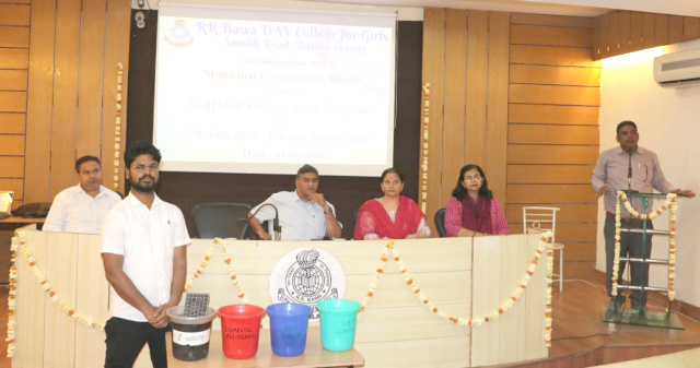 You are currently viewing A workshop on ‘Waste to Wealth’ held at RR Bawa DAV College for Girls