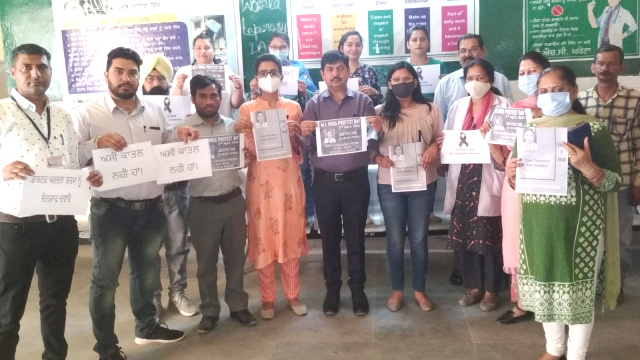 You are currently viewing ऑल इंडिया मेडिकल एसोसिएशन तथा पीसीएमएसए के आह्वान पर कम्युनिटी हेल्थ सेंटर घरोटा के समूह स्टाफ ने किया रोष प्रदर्शन