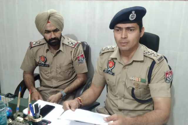 You are currently viewing चोरीयों को अंजाम देने वाले तीन पेशेवर चोर काबू, 8 / 9 तोला सोना,39 हजार रु. कैश व लोहे की रॉड बरामद