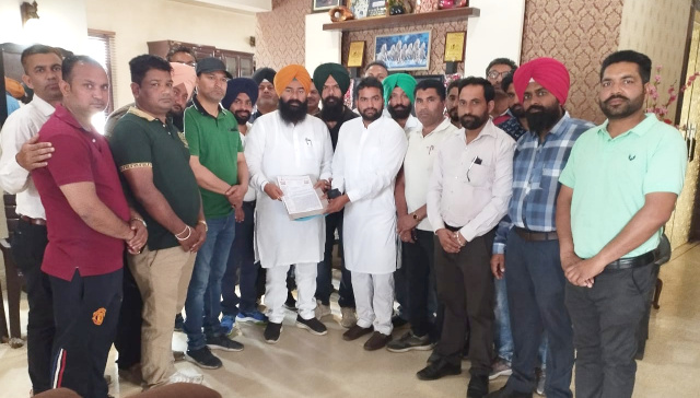 You are currently viewing ਪੁਰਾਣੀ ਪੈਨਸ਼ਨ ਬਹਾਲ ਸੰਘਰਸ਼ ਕਮੇਟੀ ਦੇ ਆਗੂਆਂ ਨੇ ਜਸਬੀਰ ਸਿੰਘ ਰਾਜਾ ਗਿੱਲ ਨੂੰ ਸੌਂਪਿਆ ਮੰਗ ਪੱਤਰ