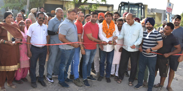 You are currently viewing ਜ਼ਮੀਨੀ ਪੱਧਰ ਤੱਕ ਹਰ ਲਾਭਪਾਤਰੀ ਨੂੰ ਪਹੁੰਚਾਇਆ ਜਾਵੇਗਾ ਸਰਕਾਰੀ ਯੋਜਨਾਵਾਂ ਦਾ ਲਾਭ : ਬ੍ਰਮ ਸ਼ੰਕਰ ਜਿੰਪਾ