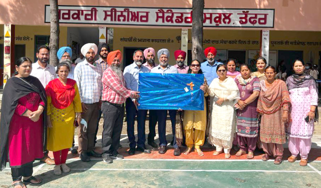 You are currently viewing ਐਨ ਆਰ ਆਈ ਚਰਨਜੀਤ ਸਿੰਘ ਨੇ ਨਤੀਜਿਆਂ ਚੋਂ ਅੱਵਲ ਰਹਿਣ ਵਾਲੇ ਵਿਦਿਆਰਥੀਆਂ ਨੂੰ ਇਨਾਮ ਵੰਡੇ 