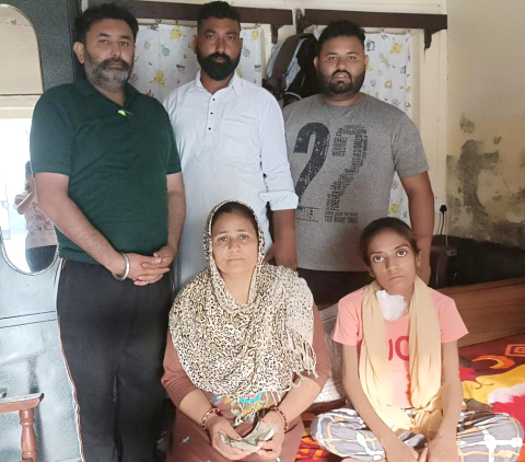 You are currently viewing ਜਰੂਰਤਮੰਦ ਲੜਕੀ ਦੇ ਇਲਾਜ ਲਈ ਫੌਜੀ ਵੀਰਾਂ ਵਲੋਂ 25 ਹਜਾਰ ਰੁਪਏ ਦੀ ਮਾਲੀ ਮਦਦ 