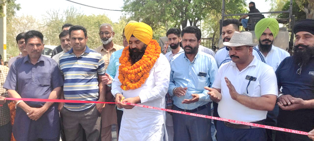 You are currently viewing ਸ਼੍ਰੀ ਅਨੰਦਪੁਰ ਸਾਹਿਬ ਨੂੰ ਜਾਣ ਵਾਲੀ ਸੜਕ ਦਾ ਕੰਮ ਹੋਇਆ ਸ਼ੁਰੂ