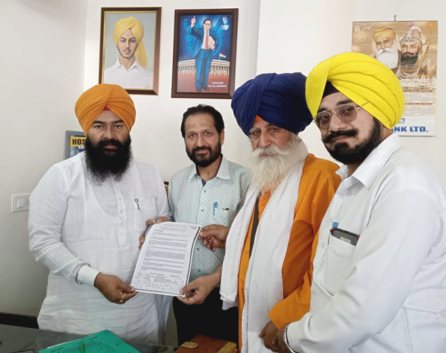 Read more about the article ਫ਼ਰਿਸ਼ਤੇ ਪੰਜਾਬ ਦੇ” ਸਕੀਮ ਦਿੱਲੀ ਸਰਕਾਰ ਦੀ ਤਰਜ ਤੇ ਪੰਜਾਬ ਚ ਜਲਦ ਸ਼ੁਰੂ ਕਰਨ ਸਬੰਧੀ ਸਮਾਜ ਸੇਵੀ ਸ਼ਖਸੀਅਤਾਂ ਨੇ ਵਿਧਾਇਕ ਜਸਬੀਰ ਸਿੰਘ ਰਾਜਾ ਨੂੰ ਸੌਂਪਿਆ ਮੰਗ ਪੱਤਰ 
