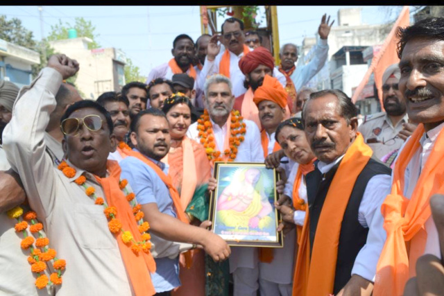 You are currently viewing ਲਾਲ ਚੰਦ ਕਟਾਰੂਚੱਕ ਕੈਬਨਿਟ ਮੰਤਰੀ ਪੰਜਾਬ ਗੋਸਵਾਮੀ ਸ੍ਰੀ ਗੁਰੂ ਨਾਭਾ ਦਾਸ ਜੀ ਦੀ ਸੋਭਾ ਯਾਤਰਾ ਵਿੱਚ ਹੋਏ ਸਾਮਲ