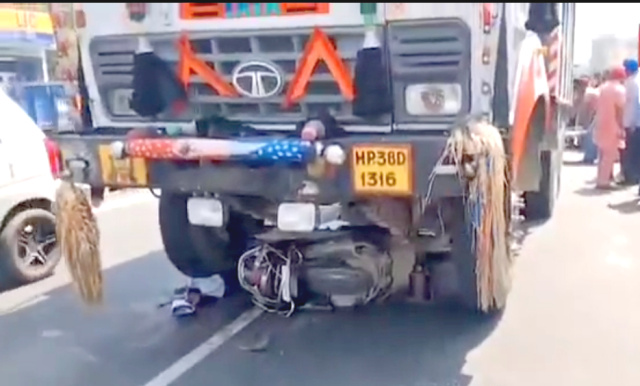 You are currently viewing ਜਲੰਧਰ ਪਠਾਨਕੋਟ ਰਾਸ਼ਟਰੀ ਮਾਰਗ ਤੇ ਵਾਪਰਿਆ ਦਰਦਨਾਕ ਹਾਦਸਾ, ਇੱਕ ਦੀ ਮੌਤ ਤੇ ਇੱਕ ਗੰਭੀਰ ਜਖਮੀ