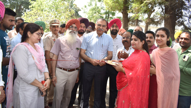 You are currently viewing ਕਿਸਾਨ ਫ਼ਸਲੀ ਚੱਕਰ ’ਚੋਂ ਨਿਕਲ ਕੇ ਖੇਤੀ ਵਿਭਿੰਨਤਾ ਅਪਨਾਉਣ : ਸੰਦੀਪ ਹੰਸ