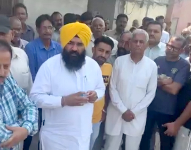 You are currently viewing ਗੜ੍ਹਸ਼ੰਕਰ ਤੋਂ ਵਿਧਾਇਕ ਜੈ ਕਿਸ਼ਨ ਸਿੰਘ ਰੌੜੀ ਨੇ ਜੇਈ ਦੀ ਲਗਾਈ ਕਲਾਸ