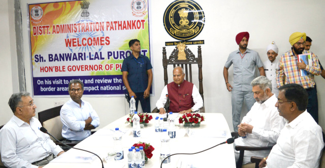 You are currently viewing राज्यपाल द्वारा राष्ट्रीय सुरक्षा को प्रभावित करने वाले सीमावर्ती जिलों के महत्वपूर्ण मुद्दों की समीक्षा