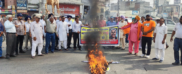 You are currently viewing ਭੱਦੀ ਸ਼ਬਦਾਵਲੀ ਵਰਤਣ ਖ਼ਿਲਾਫ਼ ਜਥੇਬੰਦੀਆਂ ਨੇ ਸੁਨੀਲ ਜਾਖੜ ਦਾ ਪੁਤਲਾ ਫੂਕਿਆ