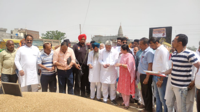 You are currently viewing ਕੈਬਨਿਟ ਮੰਤਰੀ ਪੰਜਾਬ ਲਾਲ ਚੰਦ ਕਟਾਰੂਚੱਕ ਨੇ ਕਾਨਵਾਂ ਮੰਡੀ ਵਿੱਚ ਕਣਕ ਦੀ ਸਰਕਾਰੀ ਖਰੀਦ ਦੀ ਕੀਤੀ ਸੁਰੂਆਤ