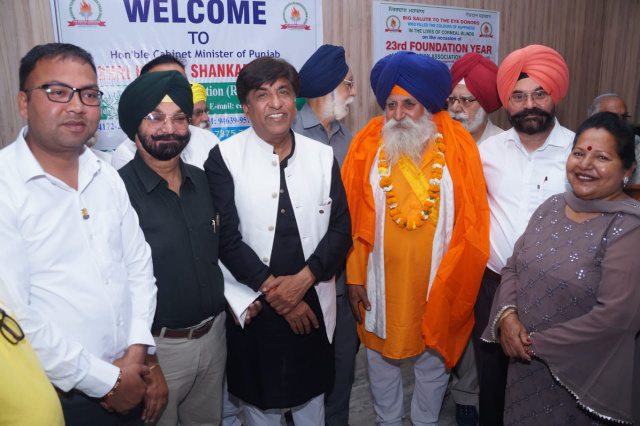 You are currently viewing ਸਾਇਕਲ ਤੇ ਪਿੰਡ ਪਿੰਡ ਜਾ ਕੇ ਨੇਤਰਦਾਨ ਸਬੰਧੀ ਜਾਗਰੂਕ ਕਰਨ ਲਈ ਬਰਿੰਦਰ ਸਿੰਘ ਮਸੀਤੀ ਦਾ ਵਿਸ਼ੇਸ ਸਨਮਾਨ 