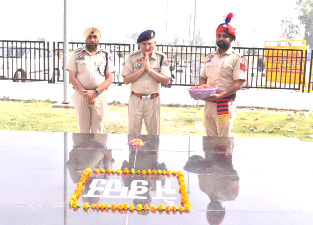 You are currently viewing ਐਸ ਐਸ ਪੀ ਸੰਦੀਪ ਕੁਮਾਰ ਸ਼ਰਮਾ ਨੇ ਖਟਕੜ ਕਲਾਂ ਵਿਖੇ ਸ਼ਹੀਦ ਏ ਆਜ਼ਮ ਭਗਤ ਸਿੰਘ ਦੀ ਯਾਦਗਾਰ ‘ਤੇ ਸ਼ਰਧਾ ਸੁਮਨ ਅਰਪਣ