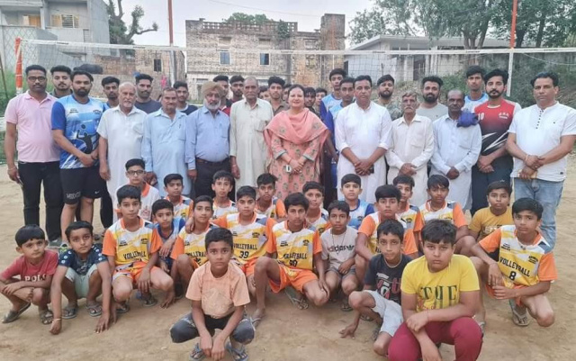 You are currently viewing ਬੀਜੇਪੀ ਆਗੂ ਮੈਡਮ ਨਮਿਸਾ ਮਹਿਤਾ ਨੇ ਪਿੱਪਲੀਵਾਲ ਦੇ ਨੌਜਵਾਨਾਂ ਦੇ ਨਾਲ ਛੋਟੇ ਬੱਚਿਆਂ ਨੂੰ ਵਾਲੀਵਾਲ ਦੀਆਂ ਖੇਡ ਕਿੱਟਾਂ ਵੰਡੀਆਂ