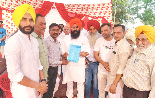 You are currently viewing ਏਡਿਡ ਸਕੂਲ ਇੰਪਲਾਈਜ਼ ਐਸੋਸੀਏਸ਼ਨ (ਰਜਿ) ਪੰਜਾਬ ਦੇ ਵਫਦ ਵਲੋਂ 6ਵਾਂ ਪੇ-ਕਮਿਸ਼ਨ ਜਲਦ ਲਾਗੂ ਕਰਵਾਉਣ ਸਬੰਧੀ ਸਿੱਖਿਆ ਮੰਤਰੀ ਦੇ ਨਾਂ ਹਲਕਾ ਵਿਧਾਇਕ ਜਸਵੀਰ ਸਿੰਘ ਰਾਜਾ ਨੂੰ ਸੌਂਪਿਆ ਮੰਗ ਪੱਤਰ 