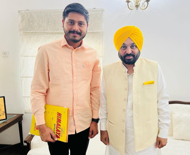 You are currently viewing विधायक शेरी कलसी ने मुख्यमंत्री भगवंत मान से मुलाकात कर हलका बटाला के विकास पर की चर्चा