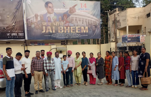 You are currently viewing ਬਾਬਾ ਸਾਹਿਬ ਦਾ ਜਨਮ ਦਿਨ ਸਕੂਲੀ ਬੱਚਿਆਂ ਅਤੇ ਬਜੁਰਗਾ ਨੂੰ “ਜੈ ਭੀਮ” ਫਿਲਮ ਦਿਖਾਕੇ ਮਨਾਇਆ