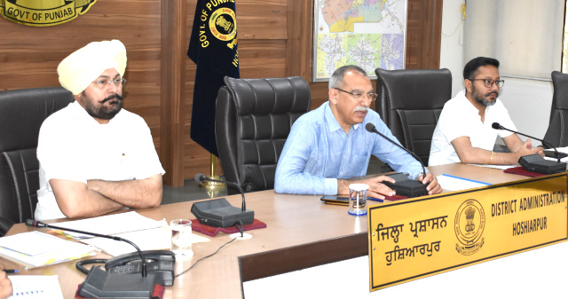 You are currently viewing ਜ਼ਿਲ੍ਹੇ ’ਚ ਚੱਲ ਰਹੇ ਵਿਕਾਸ ਕੰਮਾਂ ’ਚ ਤੇਜ਼ੀ ਲਿਆਉਣ ਅਧਿਕਾਰੀ : ਸੰਦੀਪ ਹੰਸ