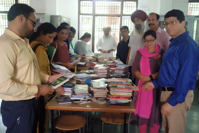 You are currently viewing ਖ਼ਾਲਸਾ ਕਾਲਜ ਗੜ੍ਹਦੀਵਾਲਾ ਵਿਖੇ ਕਿਤਾਬਾਂ ਦਾ ਲੰਗਰ ਅਤੇ ਪ੍ਰਦਰਸ਼ਨੀ ਲਗਾਈ 