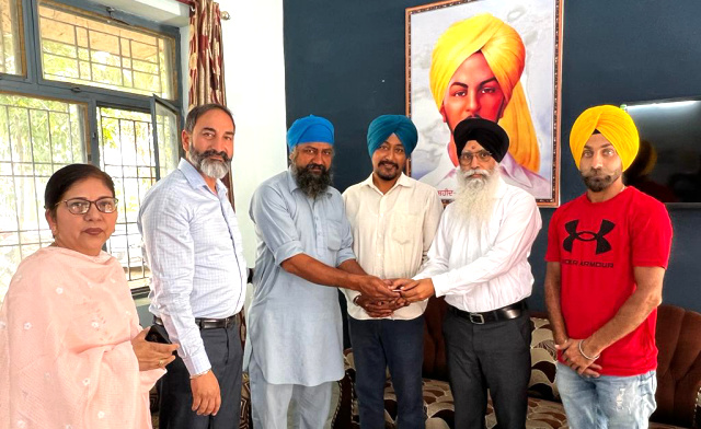 Read more about the article ਐਨ ਆਰ ਆਈ ਵਲੋਂ ਸਰਕਾਰੀ ਸੀਨੀਅਰ ਸੈਕੰਡਰੀ ਸਕੂਲ ਡੱਫਰ ਨੂੰ 30 ਹਜ਼ਾਰ ਦੀ ਰਾਸ਼ੀ ਭੇਟ*